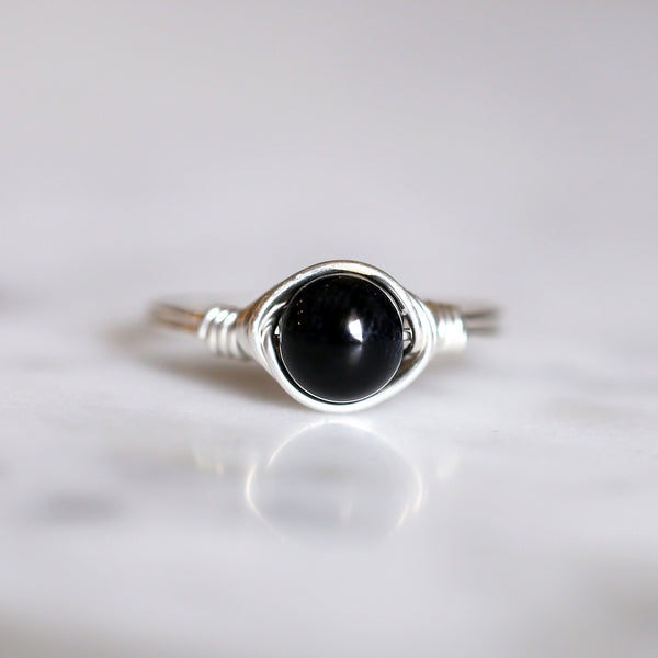 onyx gemstone ring with band and setting made of sterling silver wire